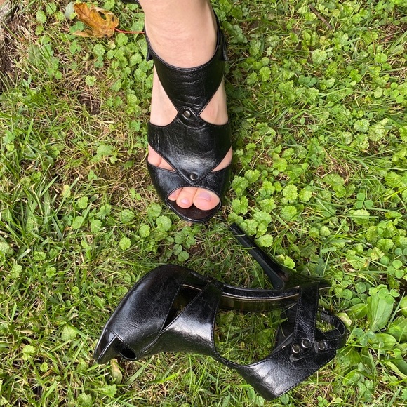 Le Chateau black faux leather heels - Picture 2 of 12